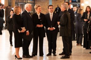 Generalmusikdirektor Dirk Kaftan, Oberbürgermeister Guido Déus und Ministerin Ina Brandes im Gespräch mit Bundespräsident Frank-Walter Steinmeier und Elke Büdenbender (v. r.). © Sascha Engst/Bundesstadt Bonn
